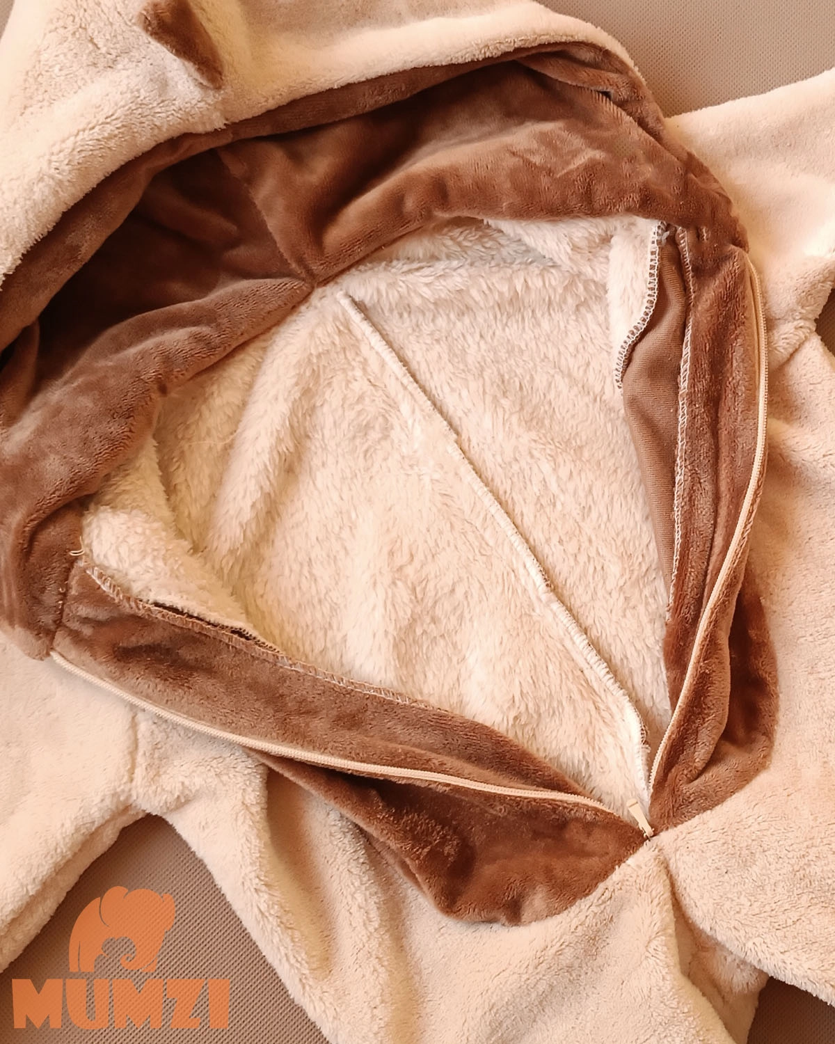 نمای داخل از مدل دایناسوری رنگ کرم قهوه ایی